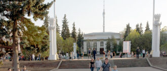 прогулка отца и дочери на вднх в Москве